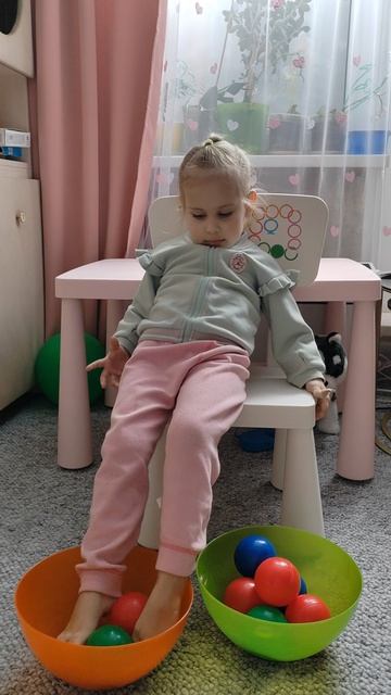 Играем с шариками с Ариной