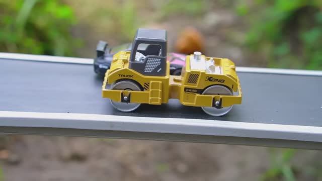 Игрушечный переезд и поезд. Мультик для детей