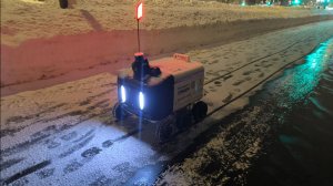 Прогулка с роботом доставщиком