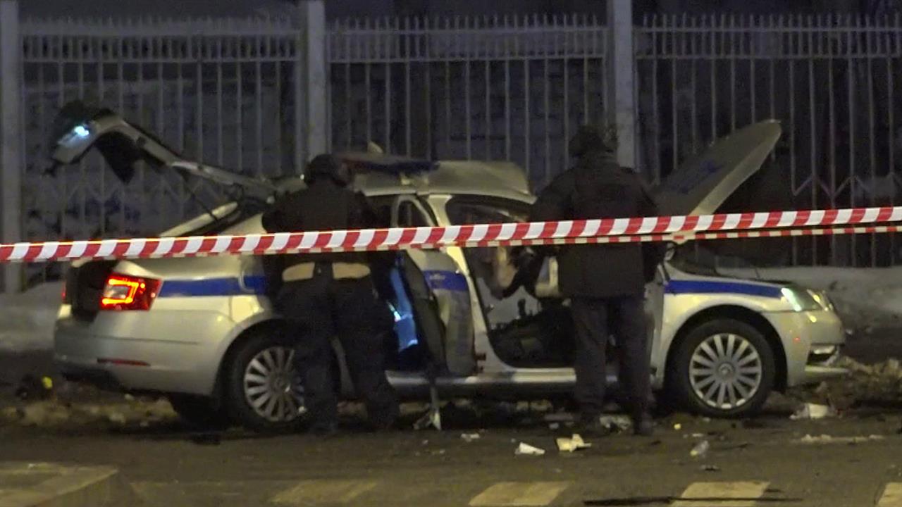 В результате взрыва у Савеловского вокзала в Москве погиб один сотрудник ДПС, двое пострадали. смотреть онлайн