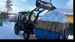 Убираю снежок ,малыш в работе