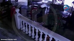 Огромная волна ворвалась в ресторан в Сочи, унося мебель и людей