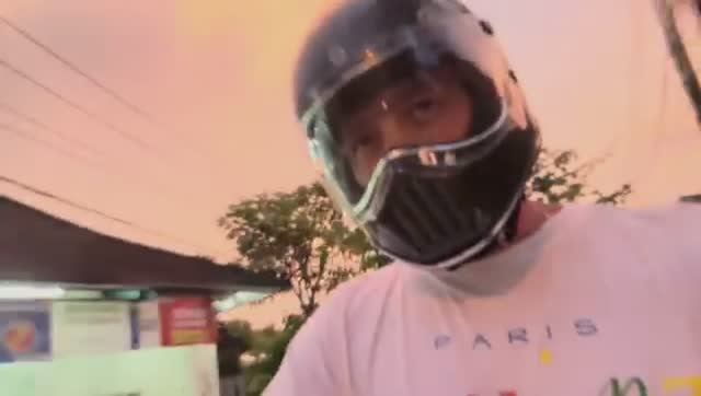 Беженец🇮🇩Бали. ФРАНЦУЖЕНКА КАССАНДРА. ЗАМЕНА МАСЛА НА МОПЕДЕ. КРАСИВЫЙ, ПОТНЫЙ ОФИС смотреть онлайн