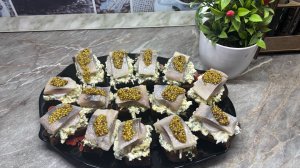 ЗАКУСКА ЗА 5 МИНУТ! НЕРЕАЛЬНО ВКУСНЫЕ БУТЕРБРОДЫ С СЕЛЁДКОЙ! НЕ УСПЕВАЕШЬ ПОДАТЬ НА СТОЛ!