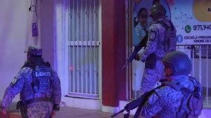 Тысячи военных патрулируют улицы в Мексике.