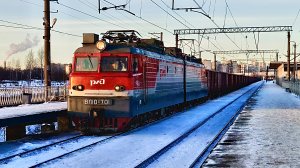 ВЛ10у-701 с грузовым поездом следует через платформу Новая Охта