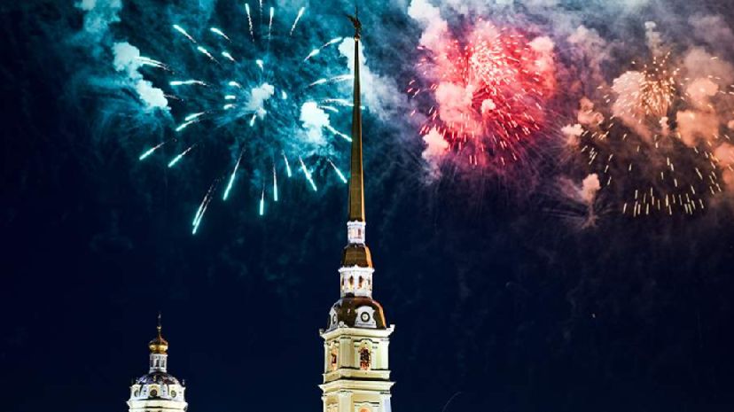 В Санкт-Петербурге празднование Дня защитника Отечества завершилось салютом смотреть онлайн