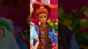 СМЕЛЫЙ ЭКСПЕРИМЕНТ: Барби и подруга меняют цвет волос! 💇🎨 #Barbie #длядетей #shorts