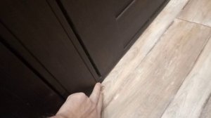 Низ дверного полотна трет об порог что делать?