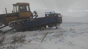 Бульдозер ДТ-75 съезжает с кузова Камаза