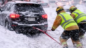 Чрезвычайная ситуация на дорогах Казахстана: водителей круглосуточно эвакуируют из снежных заносов