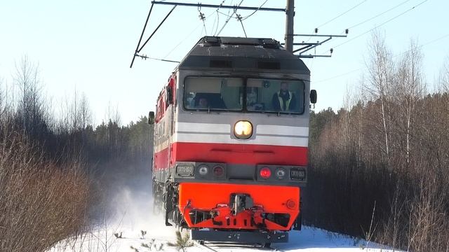ТЭП70-0513 с пригородным поездом Екатеринбург-Пасс - Алапаевск и очень приветливой бригадой смотреть онлайн