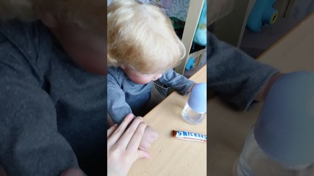 мини-влог с Тёмой. Тёма кушает, смотри книжку.😯😎😋🍭 смотреть онлайн