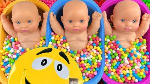 Мультики про куколок для девочек. Куколки в разноцветных ванночках. Мультики для детей и малышей