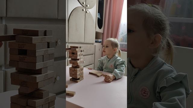 Играем в Дженга с Ариной