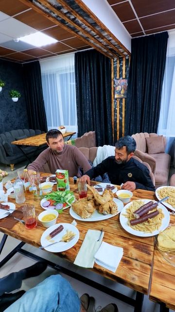 Эльчин накрыл стол как обещал.