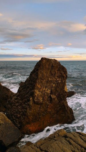 Закат в Синей бухте. Море волнуется.Камень с высеченными инициалами.Крым.Новый Свет.