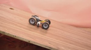 Автомобиль LEGO Пытается затормозить на спуске по склону