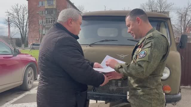 В Крымске передали автомобиль участнику СВО