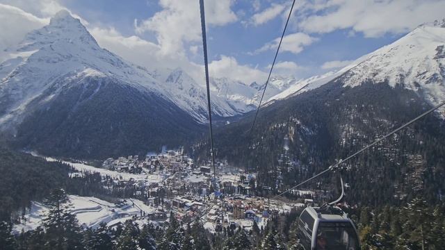 Домбай | Вид с гондолы на поселок, 24.02.2026 смотреть онлайн