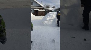 взрываем петарды (все действея выполнены профессионалом.)