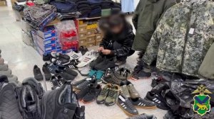 В трёх магазинах Владивостока полицейские пресекли продажу одежды и обуви с признаками подделки