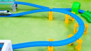 Поезда! Детская огромная железная дорога! Давай играть вместе!