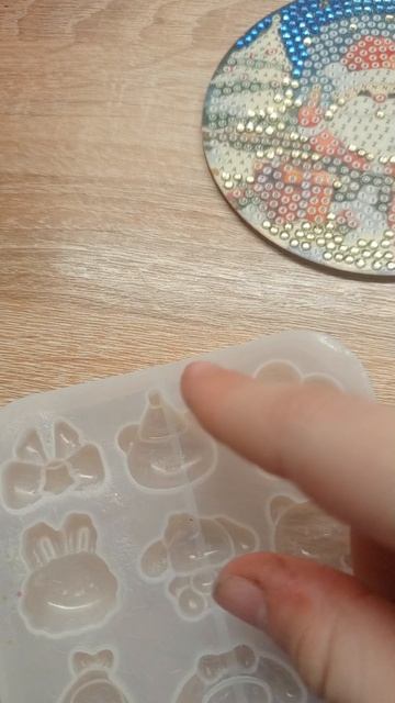 сделала прикольную штучку для картины из страз. сделала прикольную штучку для картины из страз.