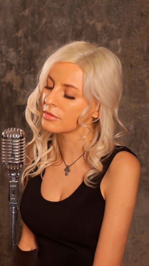 Стинг в красивом женском исполнении