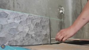 Плитка укладка первого ряда в ванной санузле, правила от мастера