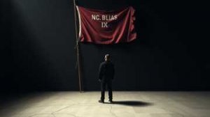 Нас тянет на дно.