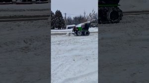 Гусеничный минитрактор. Чистим снег.