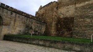 Прогуливая по крепости в Дербенте, мы пошли по лестнице там красиво вход в крепость платная 300 р