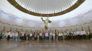 В Музее Победы прошел патриотический флешмоб в поддержку участников СВО