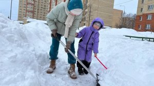 (12+) Энергично и дружно: мытищинцы вновь дали бой сугробам на общегородском субботнике