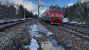 «Мимо черепа!» Электровоз «Ермак» 2ЭС5К-387 с грузовым поездом на перегоне, 2025 год