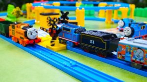 Поезда! Детская огромная железная дорога! Давай играть вместе!