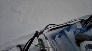 мотобуксировщик в глубоком снегу