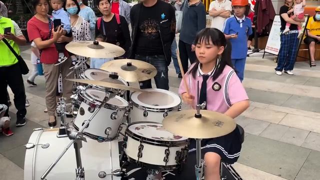Китайская Девочка игает на барабанах на улице смотреть онлайн