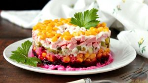 СЛОЁНЫЙ САЛАТ СО СВЁКЛОЙ, КУКУРУЗОЙ И КОЛБАСОЙ