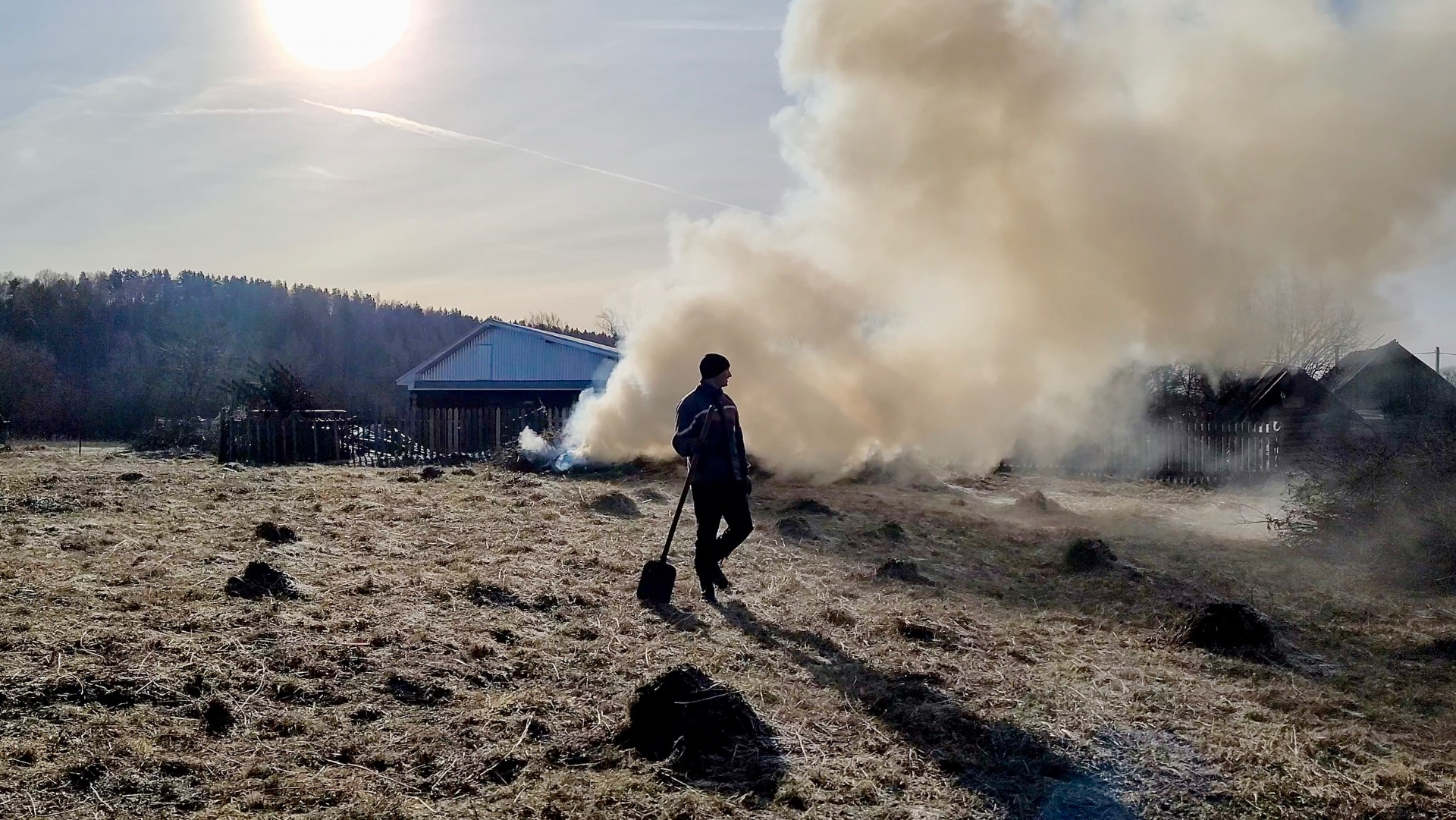Дом в деревне не велик а лежать не велит | Прибираем участок | Живём в деревне | Деревенские будни смотреть онлайн