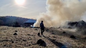 Дом в деревне не велик а лежать не велит | Прибираем участок | Живём в деревне | Деревенские будни