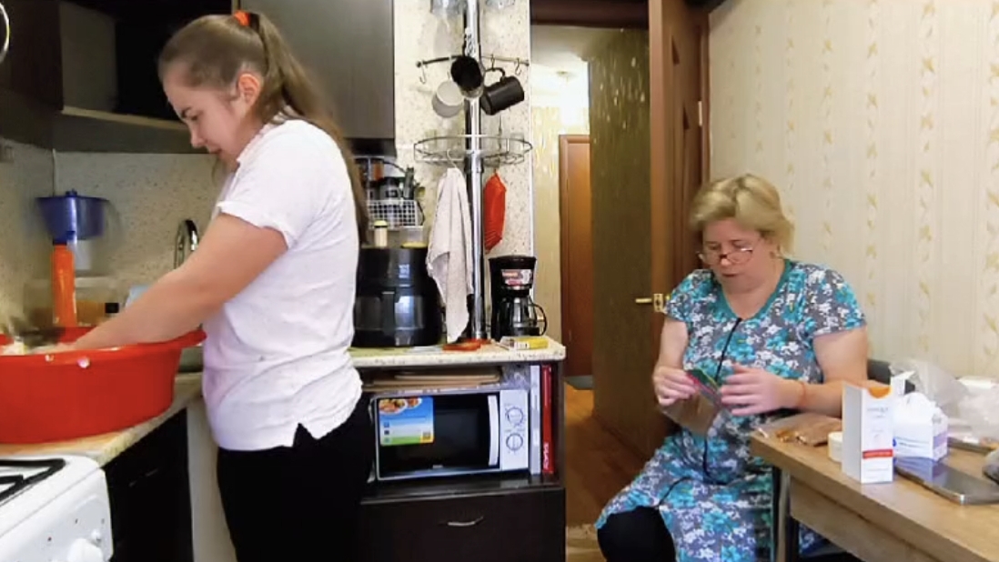 Любашины будни,Леночка хлопочет на моей кухне 🤣