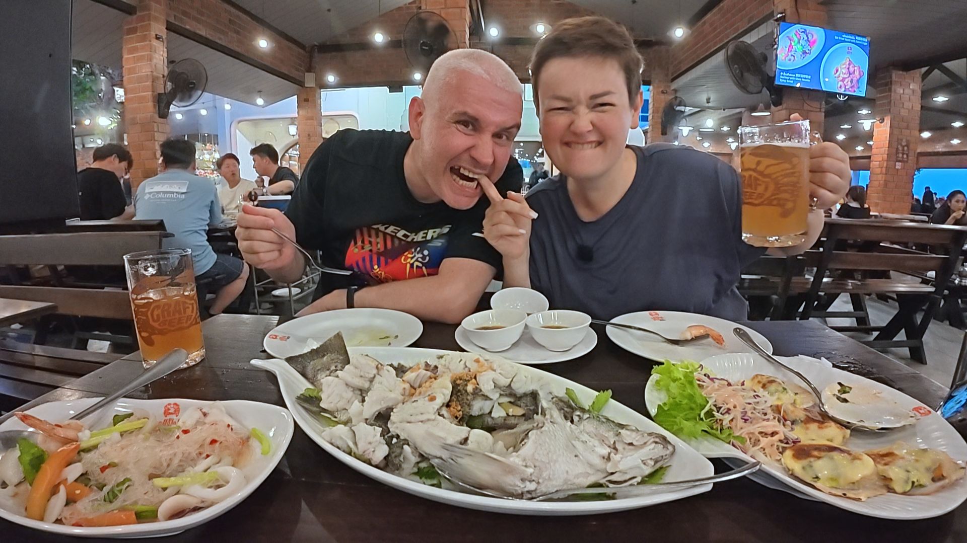 Мукбанг на последние ПИРУЕМ в дорогом ресторане! От пуза на наелись МОРЕРООДУКТОВ в Паттайе на ужин смотреть онлайн