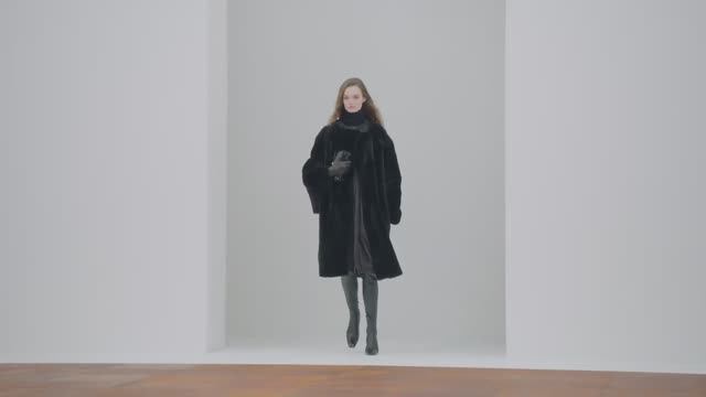 Показ женской коллекции Toteme осень-зима 2025-2026