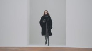 Показ женской коллекции Toteme осень-зима 2025-2026