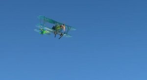 поправили лыжу ...