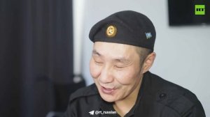 Автомат беру и стреляю в ногу.