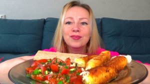 Мукбанг легкий перекус картофельные палочки с сыром, помидорный салат. Еда вкуснота.