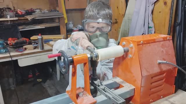 Внук Миша изготавливает фигулину на токарном станке Внук Миша изготавливает фигулину на токарном станке